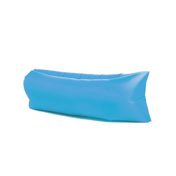 Faules aufblasbares Sofa im Freien