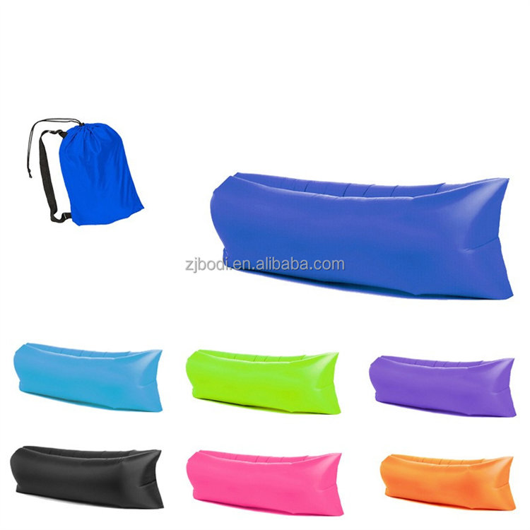 Faules aufblasbares Sofa im Freien