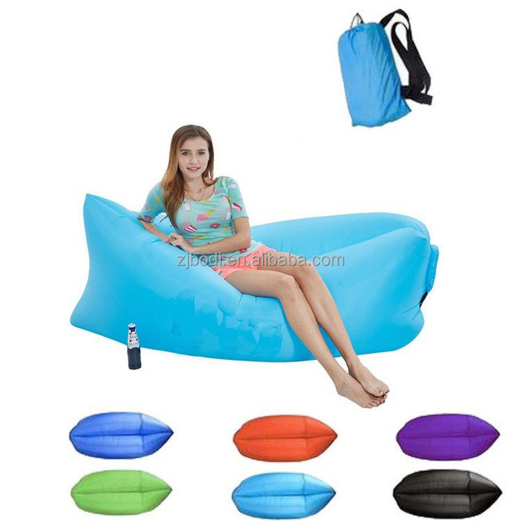 Faules aufblasbares Sofa im Freien