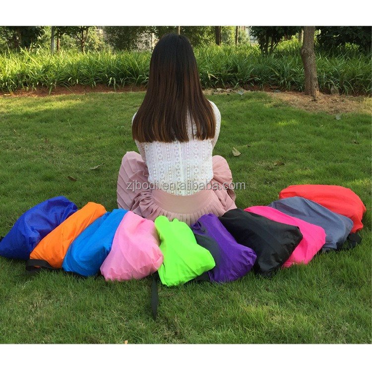 Faules aufblasbares Sofa im Freien