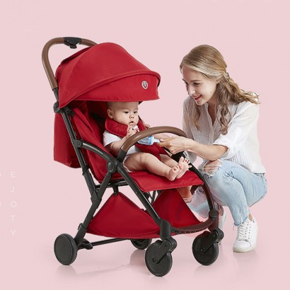 KUB Hoch -Landschaft kann gefaltet und in einem Babywagen sitzen