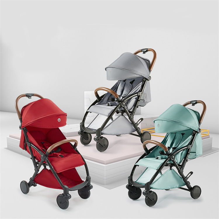 KUB Hoch -Landschaft kann gefaltet und in einem Babywagen sitzen