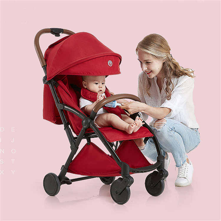 KUB Hoch -Landschaft kann gefaltet und in einem Babywagen sitzen