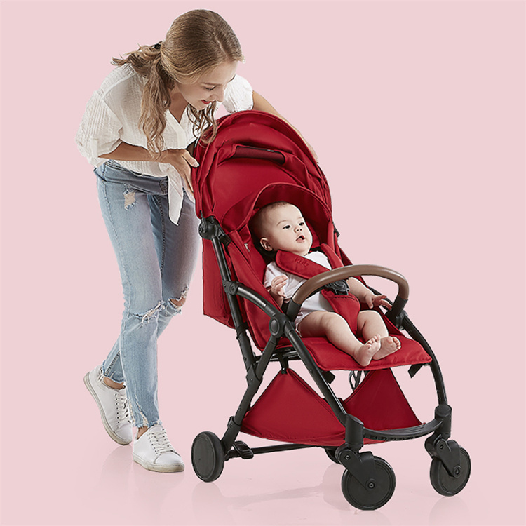 KUB Hoch -Landschaft kann gefaltet und in einem Babywagen sitzen