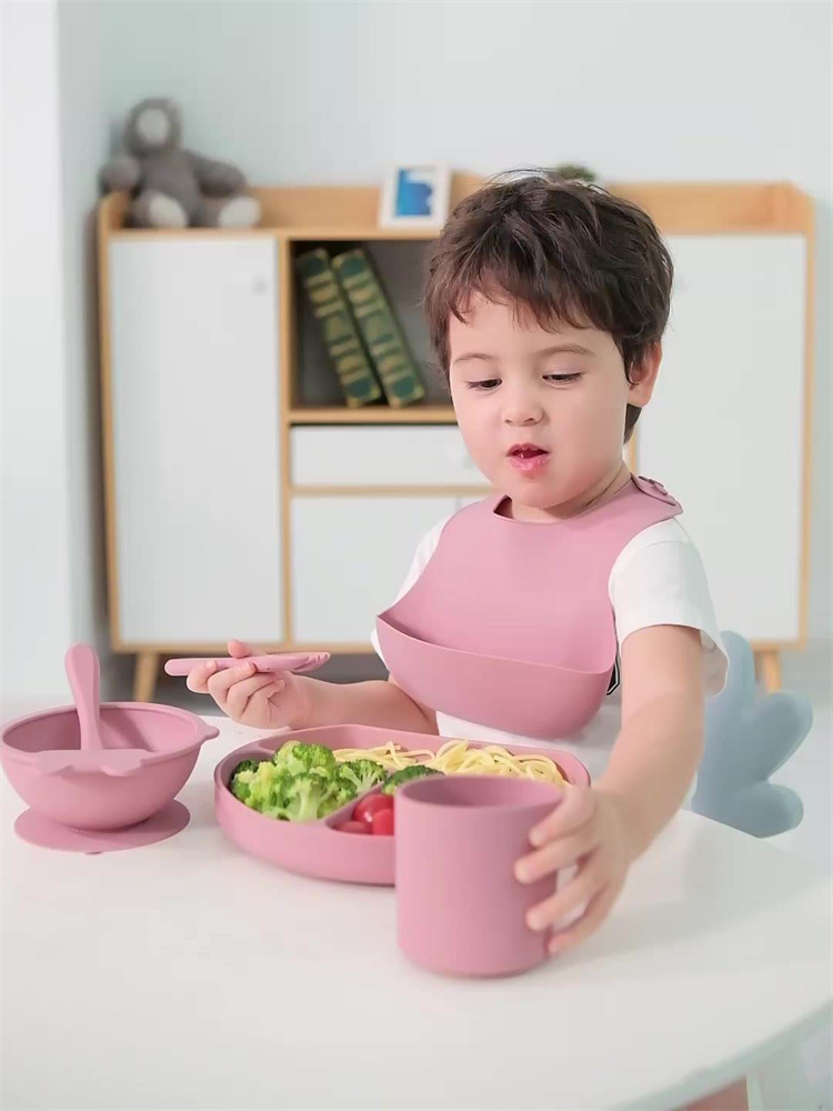 Neuankömmling Umwelt freundliche ungiftige starke Saugnapf Löffel Set Fütterung Lätzchen Baby Silikon Schüssel und Teller