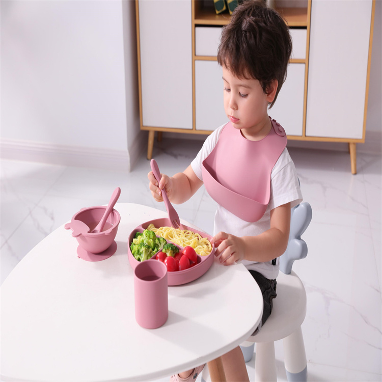 Neuankömmling Umwelt freundliche ungiftige starke Saugnapf Löffel Set Fütterung Lätzchen Baby Silikon Schüssel und Teller