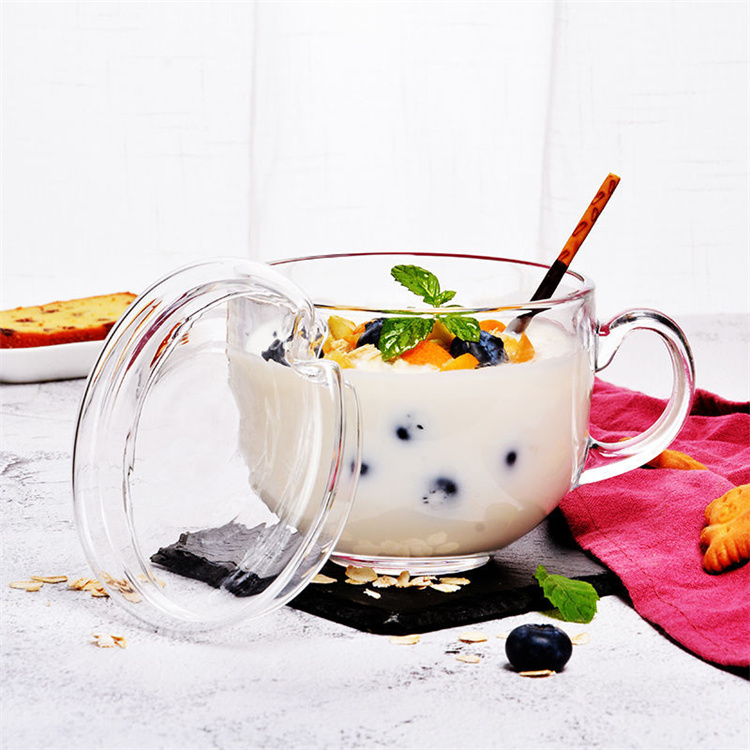 Glas Frühstücksbecher mit Deckel Löffel und Haferflocken Schüssel