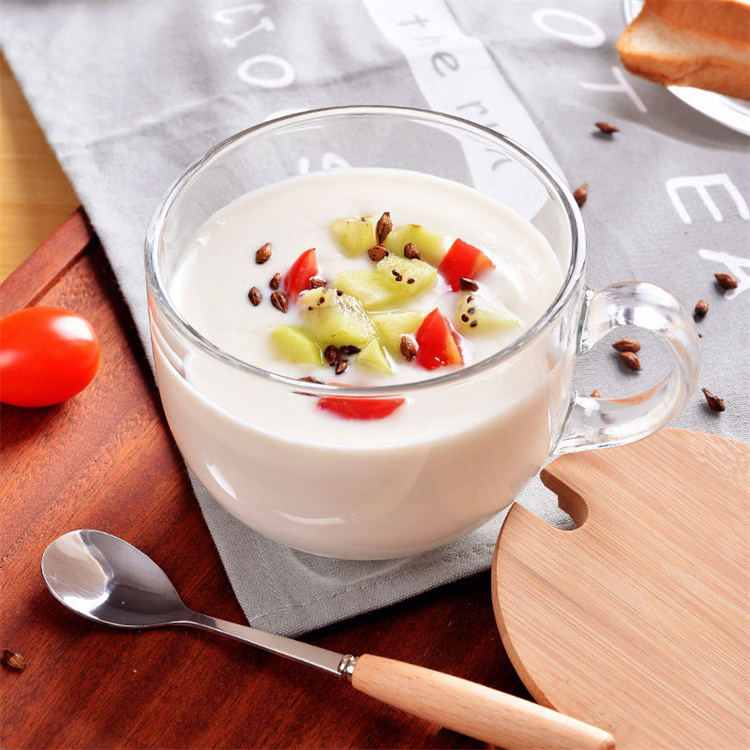 Glas Frühstücksbecher mit Deckel Löffel und Haferflocken Schüssel