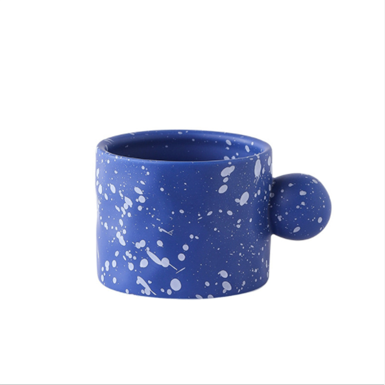 Manuelle Tinte spritzt runde Kugelgriff Kaffeetasse