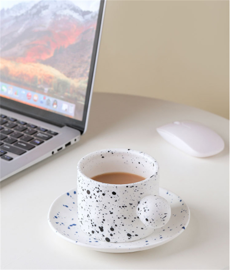 Manuelle Tinte spritzt runde Kugelgriff Kaffeetasse